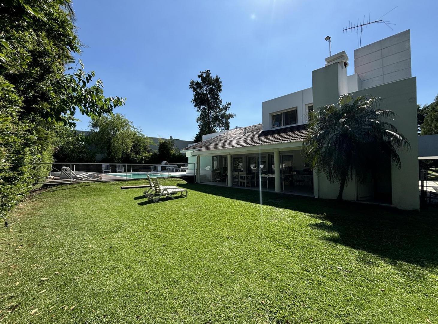 Hermosa Casa en Venta - Moderna - Dos Lotes Centrales - Miraflores Country Club