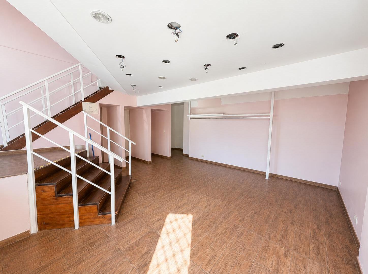 Foto de Alquiler de Local Comercial - Amplio Frente y Entre Piso - Av, imagen 3