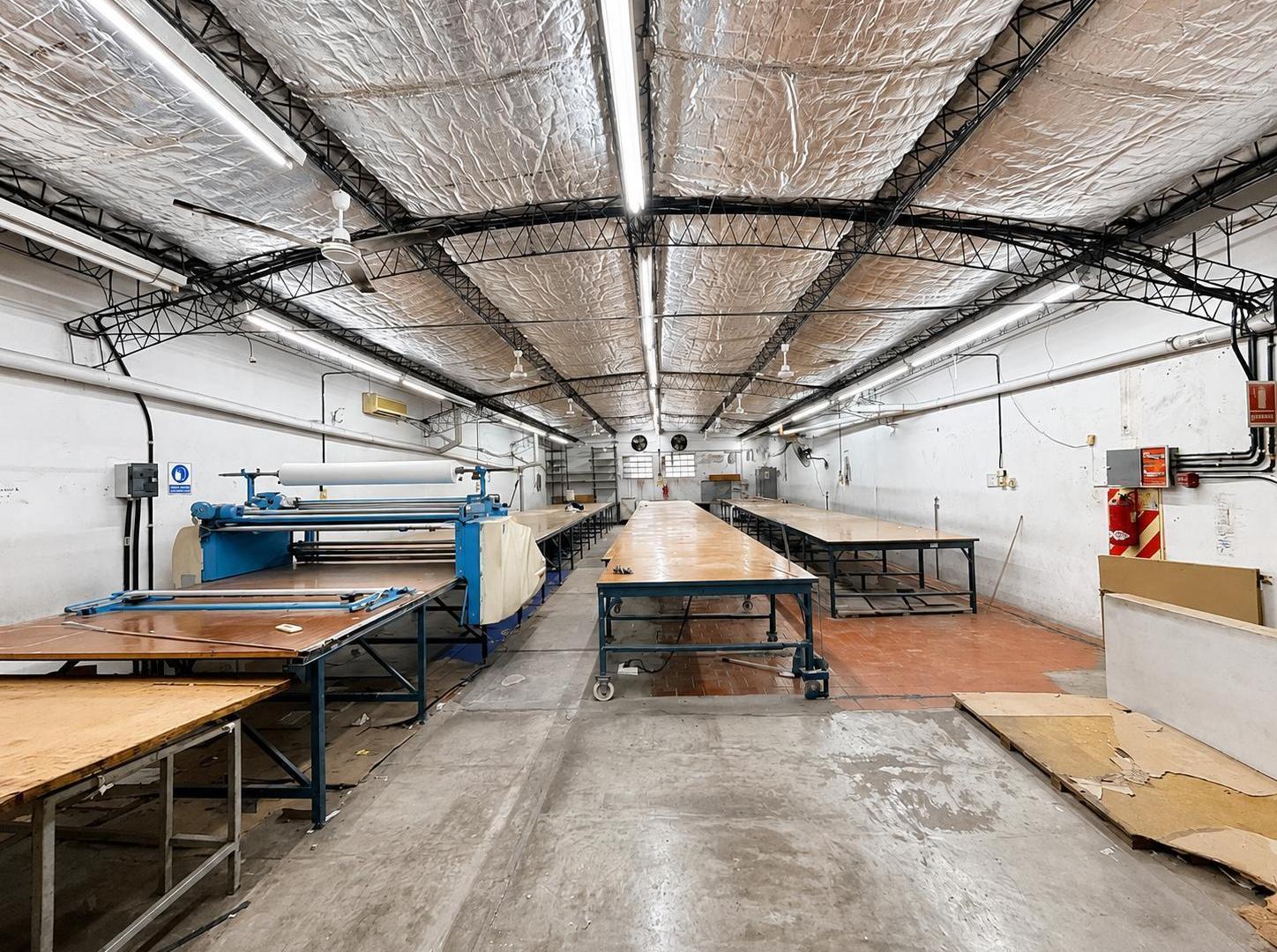 Foto de Depósito/ local/fabrica en Venta - Tres Plantas - Sin Expensas- Av. San, imagen 2