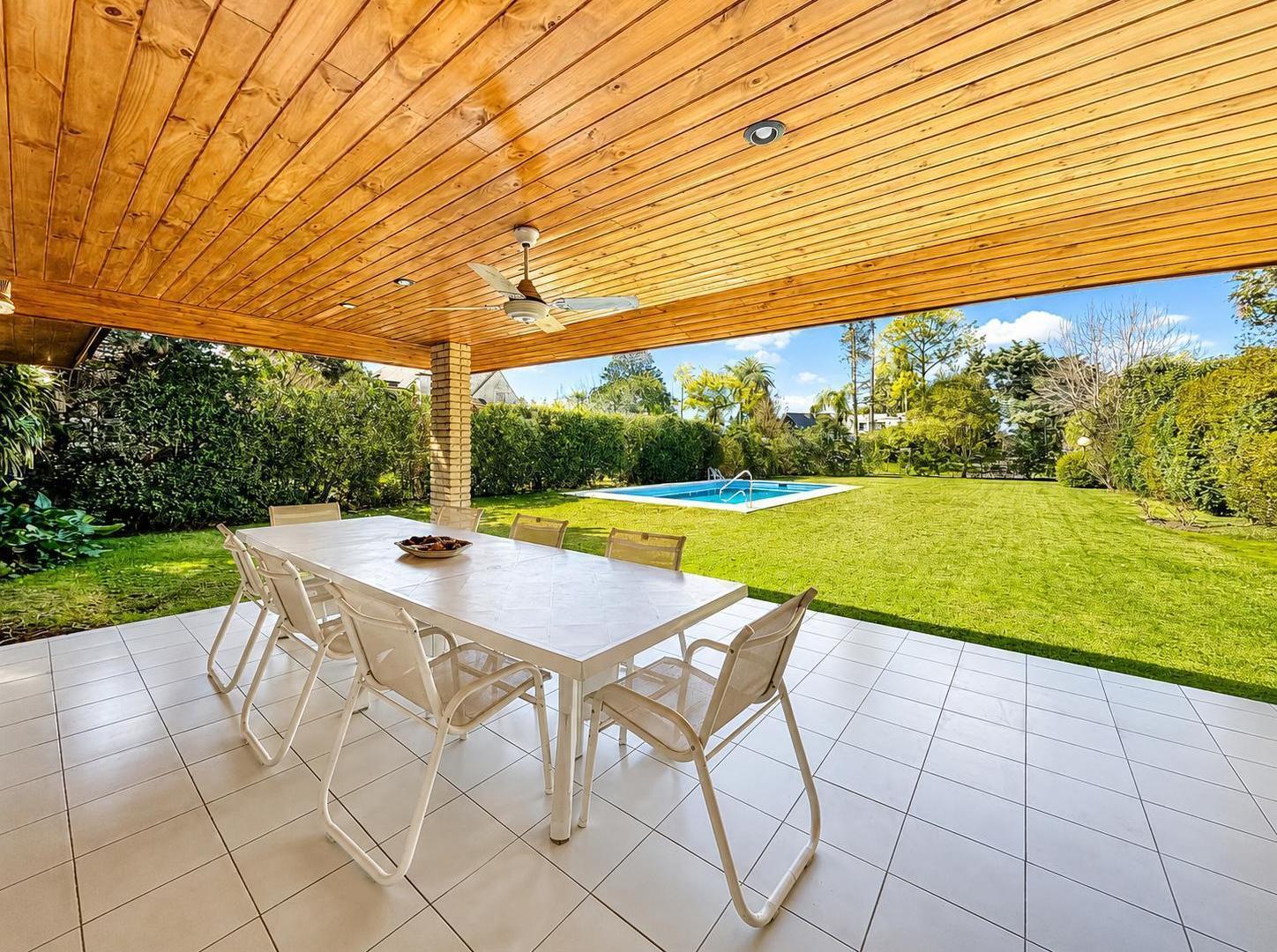Foto de Casa en Venta - 4 Ambientes c/ Dependencia - Dos Lotes Centrales, imagen 2