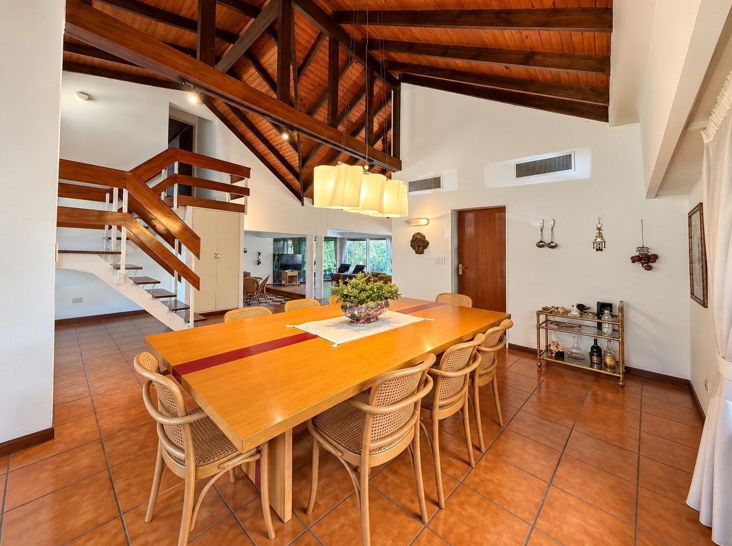 Foto de Casa en Venta - 4 Ambientes c/ Dependencia - Dos Lotes Centrales, imagen 5