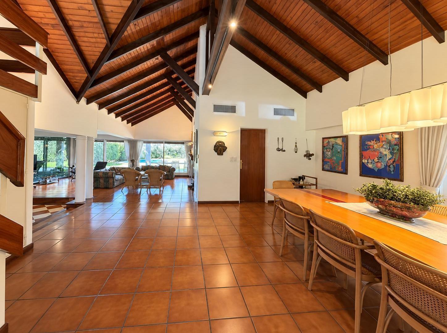 Foto de Casa en Venta - 4 Ambientes c/ Dependencia - Dos Lotes Centrales, imagen 3
