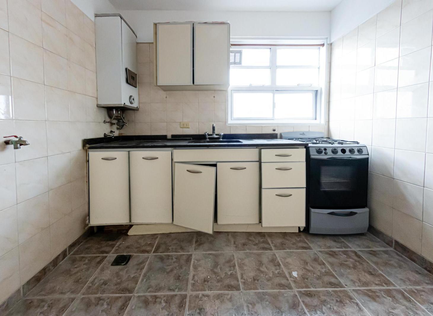 Foto de Departamento en Venta - 3 Ambientes con Cochera - Hipólito Yrigoyen, imagen 1