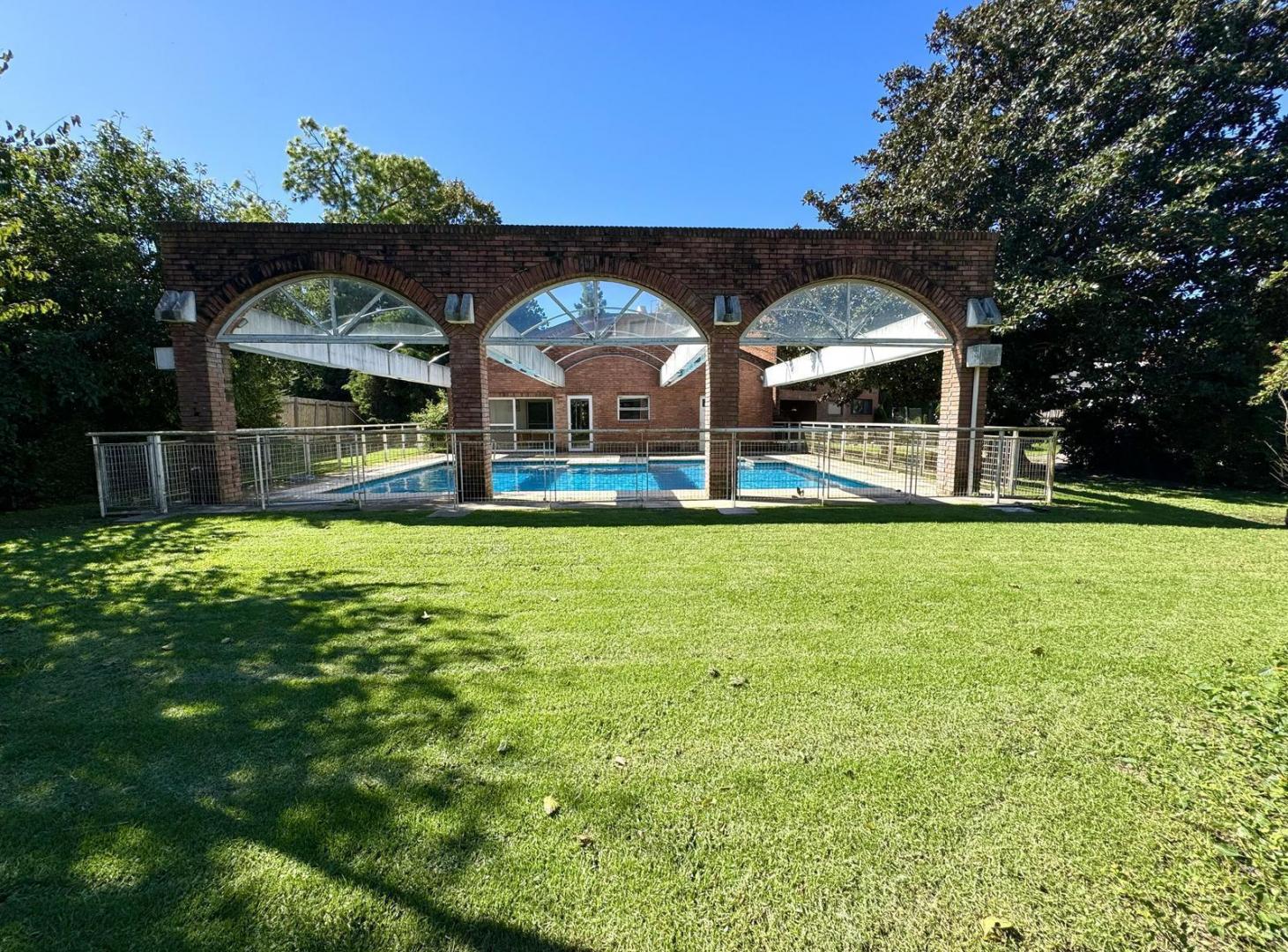 Foto de Retasada Casa En Venta - Dos Lotes Súper Centrales - Miraflores Country, imagen 2