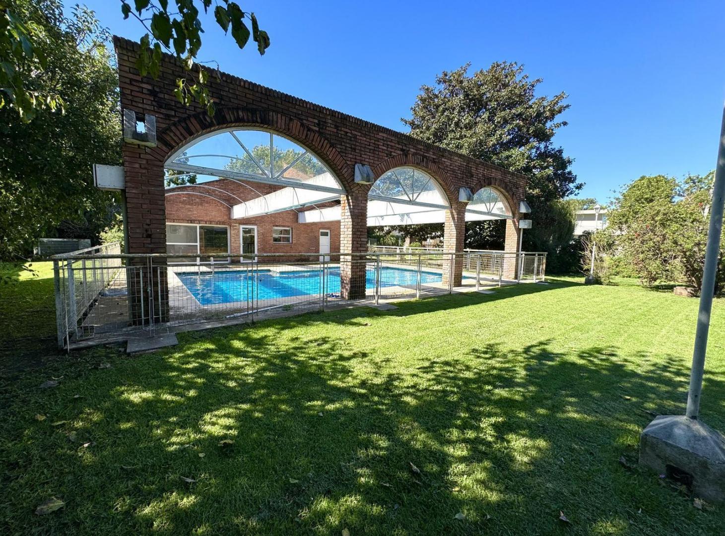 Foto de Retasada Casa En Venta - Dos Lotes Súper Centrales - Miraflores Country, imagen 1