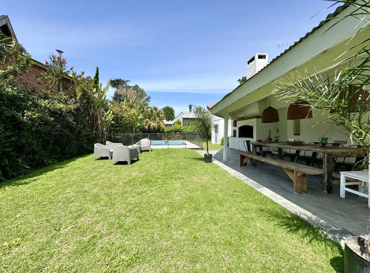 Foto de Casa En Venta - Lote y Medio Central - Miraflores Country Club, imagen 2