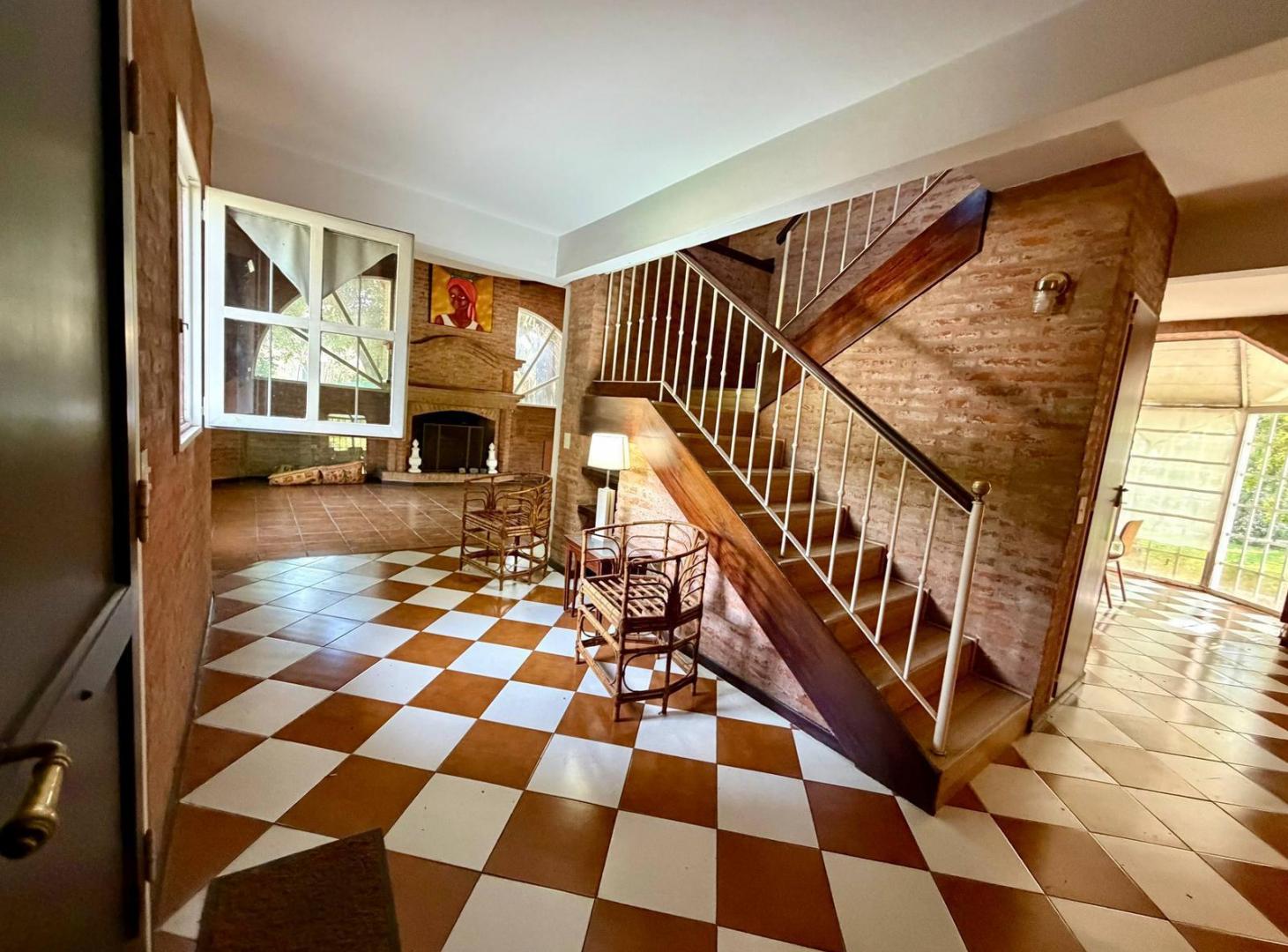 Foto de Imponente Casa en Venta - Lote Central 860 m2 - Miraflores Country Club, imagen 2