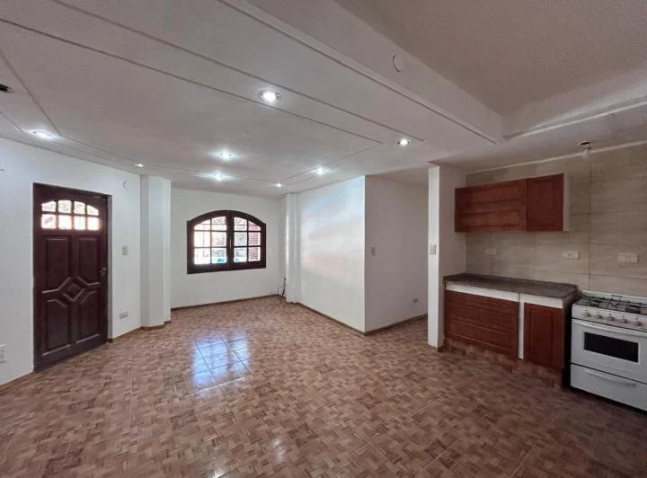 Departamento 3 ambientes  tipo Casa en Complejo Privado c/ Pileta y Cochera  a 4 cuadras de la Est M 2