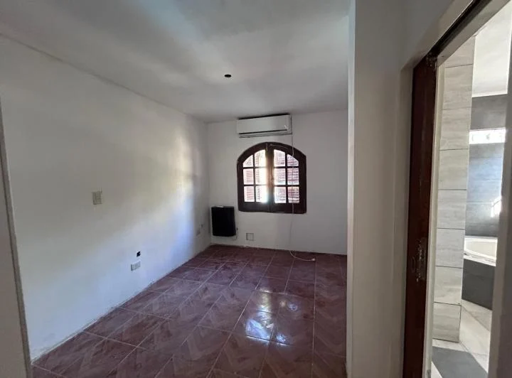 Departamento 3 ambientes  tipo Casa en Complejo Privado c/ Pileta y Cochera  a 4 cuadras de la Est M 5