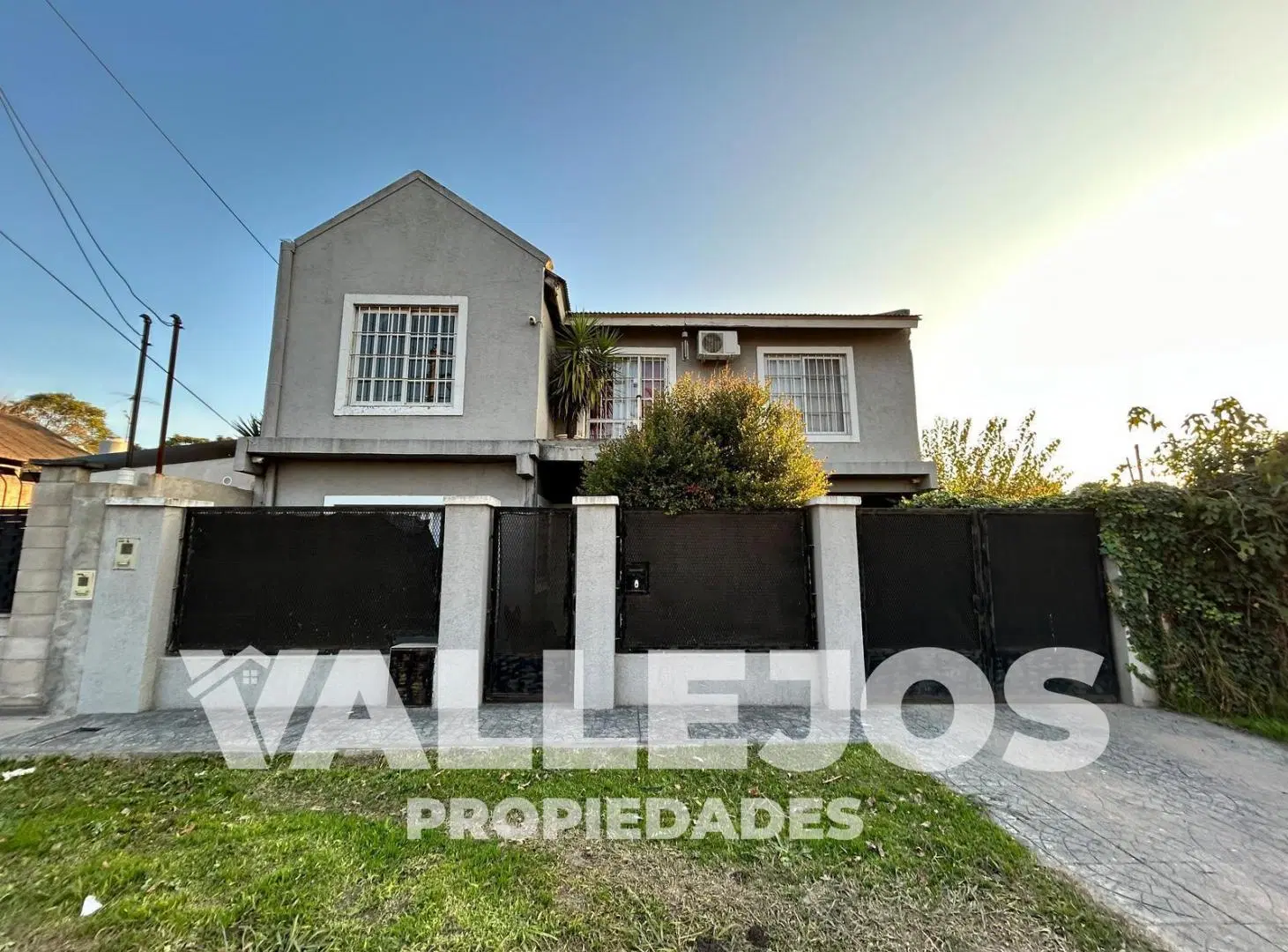 CASA 4 AMBIENTES c/ PATIO y COCHERA | VENTA BURZACO 1