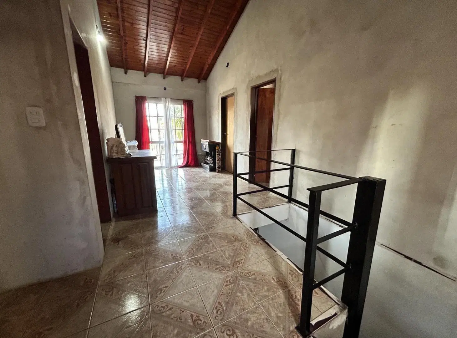 CASA 4 AMBIENTES c/ PATIO y COCHERA | VENTA BURZACO 5