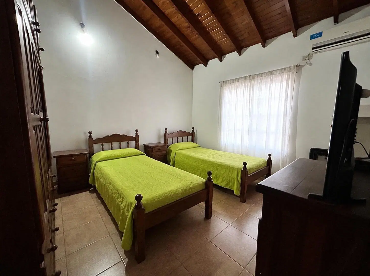 CASA 4 AMBIENTES c/ PATIO y COCHERA | VENTA BURZACO 4