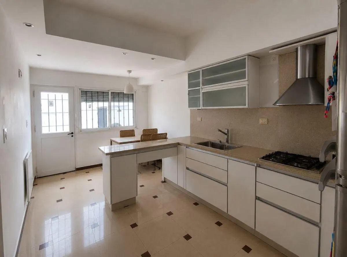 VENTA - Casa de 5 ambientes con jardín y parrilla en Florida, Vicente López! 2