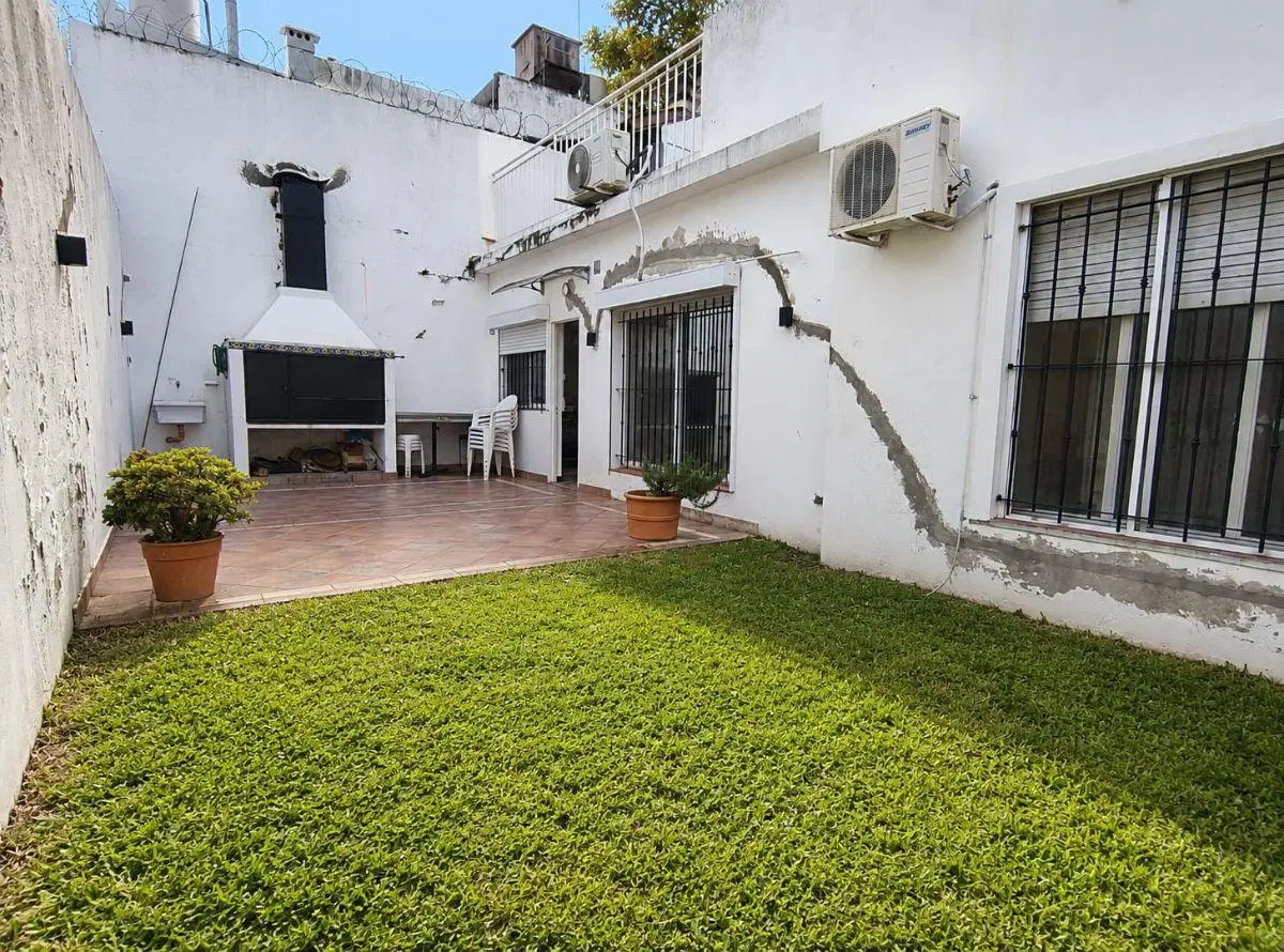 VENTA - Casa de 5 ambientes con jardín y parrilla en Florida, Vicente López! 4