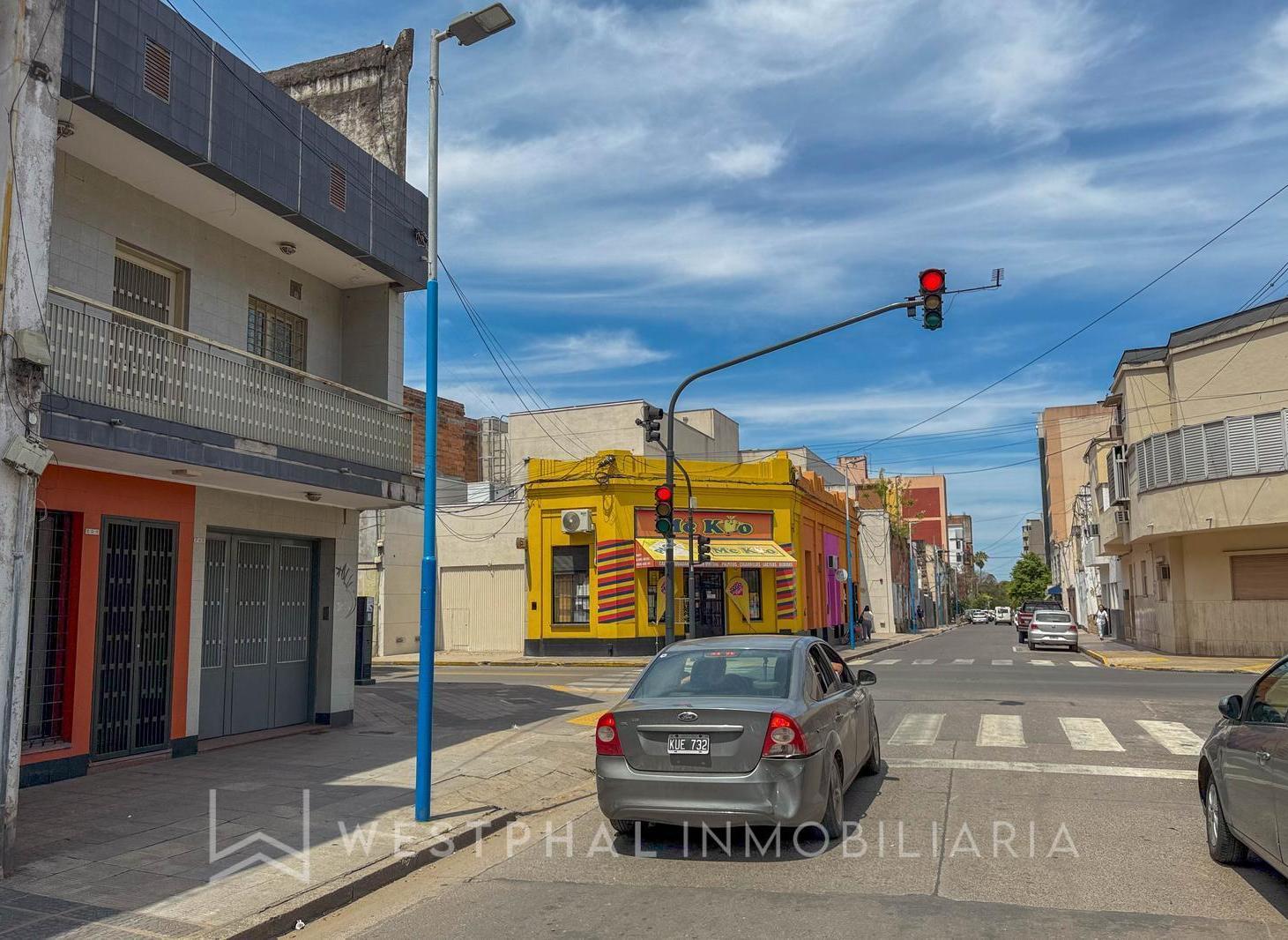 Oportunidad Única en Microcentro: Propiedad Mixta con Gran Potencial Comercial