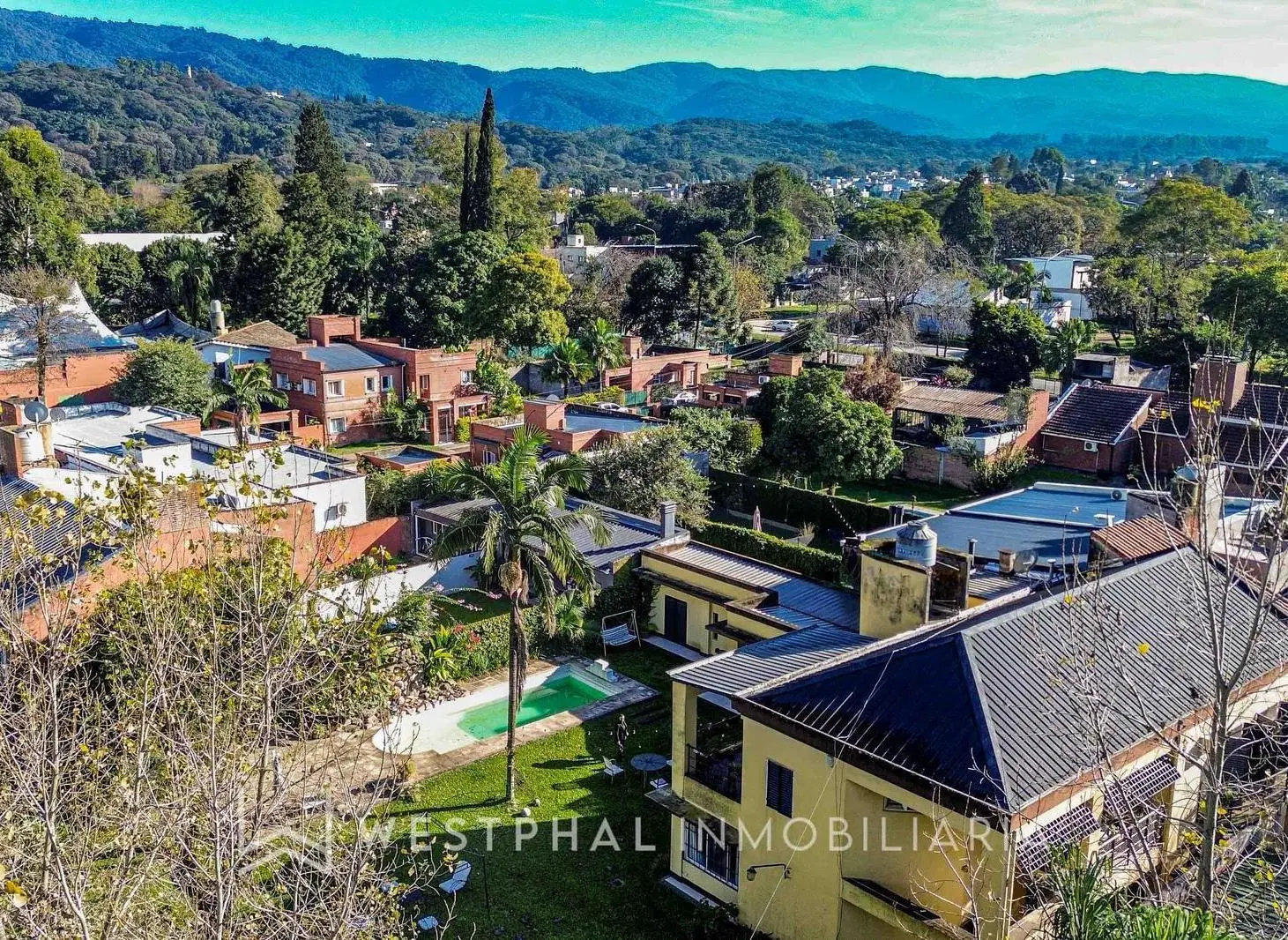VENTA IMPORTANTE CASA EN YERBA BUENA DE 4 DORMITORIOS. 5