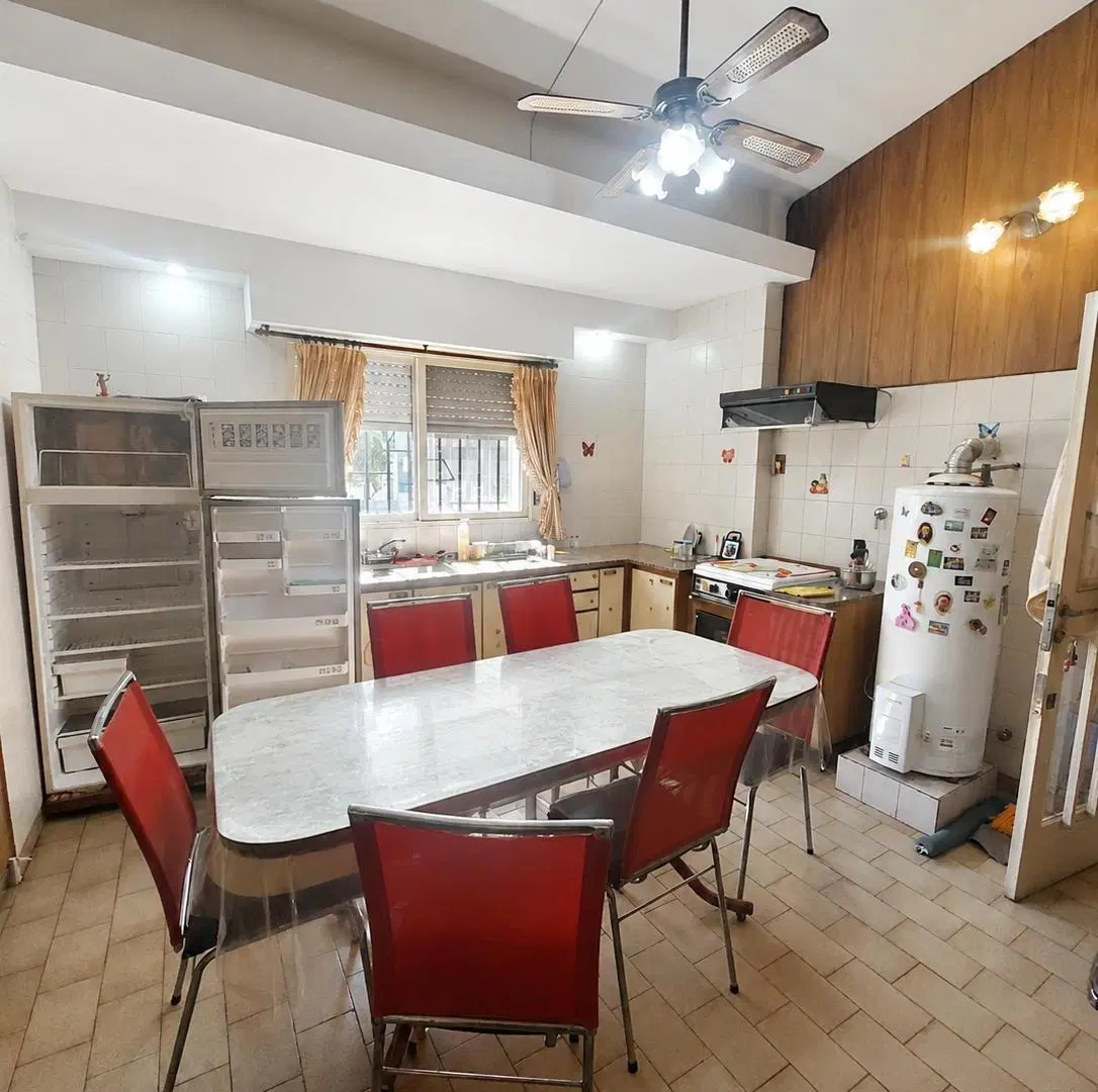 Casa al frente con mucho potencial. 2 dormitorios, patio, parrillero y terraza 4