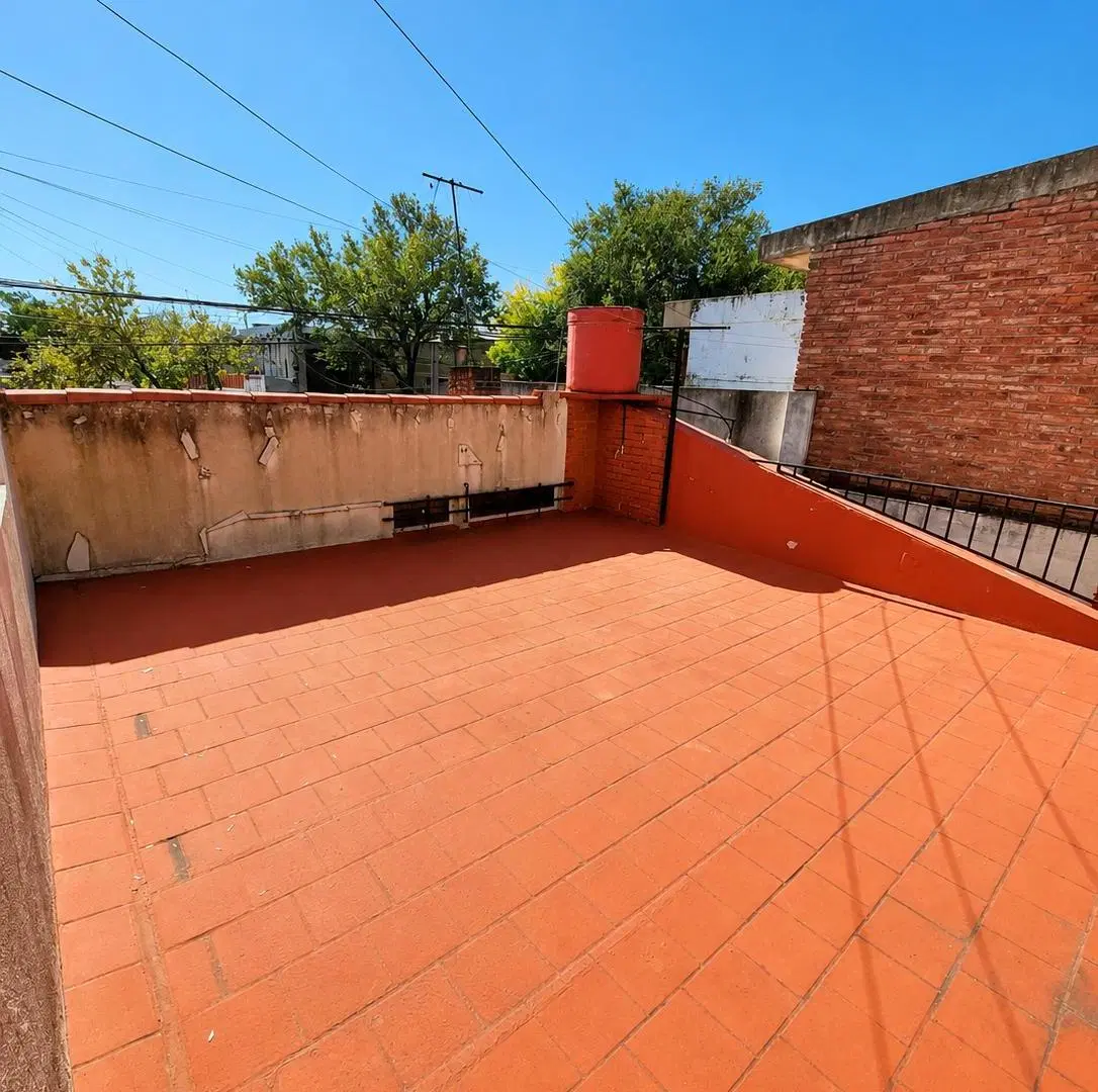 Casa al frente con mucho potencial. 2 dormitorios, patio, parrillero y terraza 8