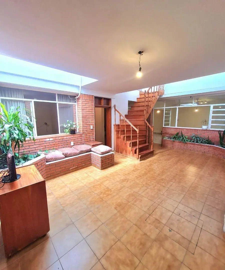 Apto Crédito. Casa de Pasillo (No Es Ph) Excelente Estado - 4 Dorm. 2 Baños, Terraza y Parrillero. 3