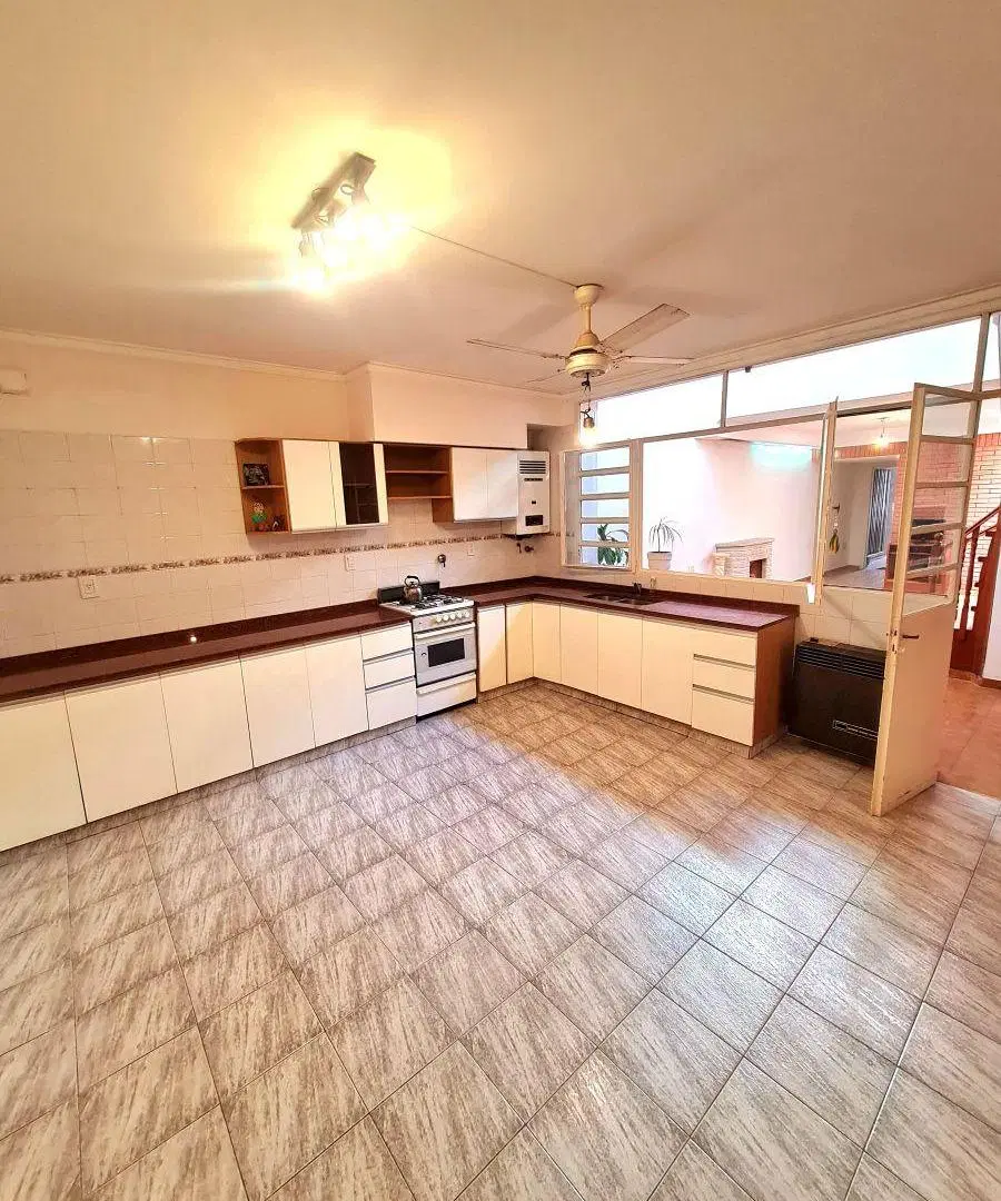 Apto Crédito. Casa de Pasillo (No Es Ph) Excelente Estado - 4 Dorm. 2 Baños, Terraza y Parrillero. 2