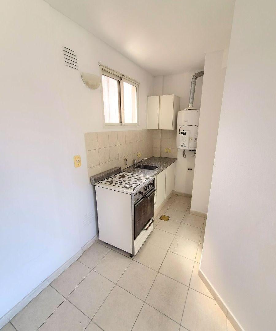 Foto de Amplio departamento con balcón en muy buen estado - Zona centro Rosario, imagen 2