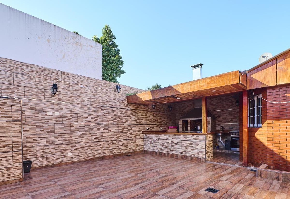 Venta Casa de 4 Ambientes con Quincho, Parrilla y Cochera Para Dos Autos en Villa Lynch, San Martin 4