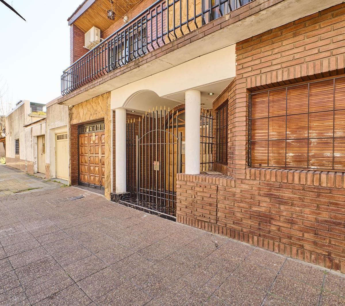 Venta Casa de 4 Ambientes con Quincho, Parrilla y Cochera Para Dos Autos en Villa Lynch, San Martin 3