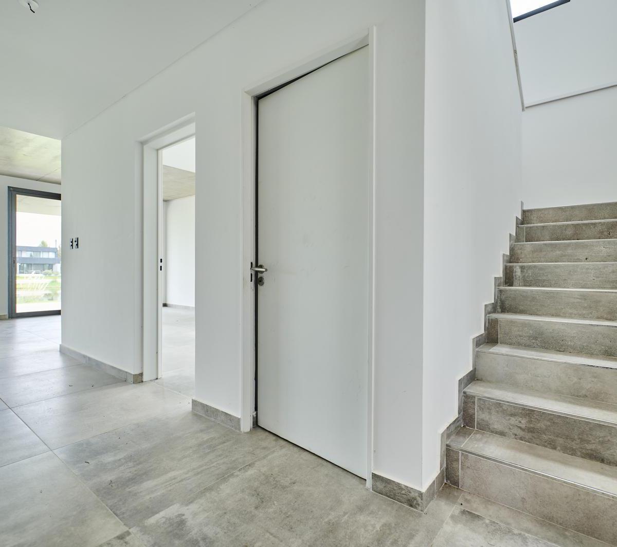 Foto de Venta Casa 4 habitaciones a la laguna con jardin y parrilla en Escobar, imagen 2