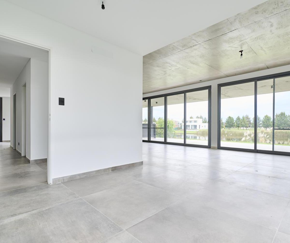 Foto de Venta Casa 4 habitaciones a la laguna con jardin y parrilla en Escobar, imagen 4