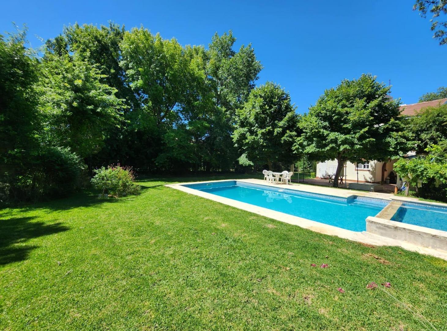 ALQUILER CASA 4 AMBIENTES CON PISCINA y 1200 m2 de PARQUE -  EN EL BOSQUE Country Club- CAMPANA