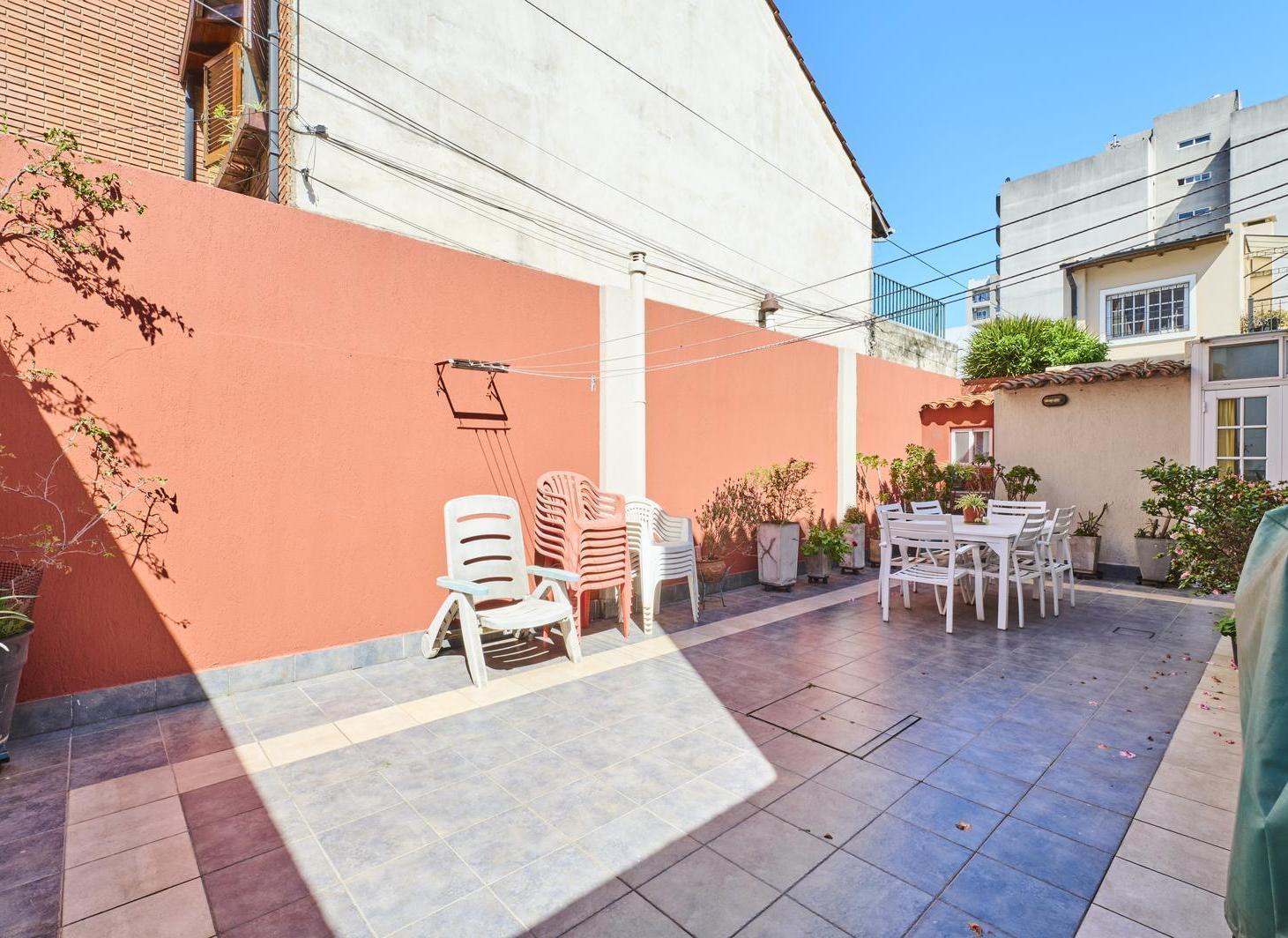 Venta Casa de 4 Ambientes Gran Patio - Lavadero en Centro de Caseros