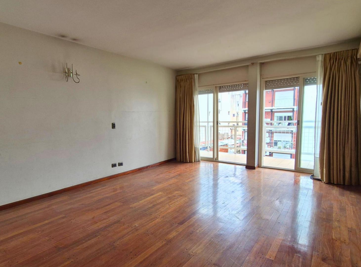 Venta semipiso 4 ambientes con balcón muy luminoso - congreso
