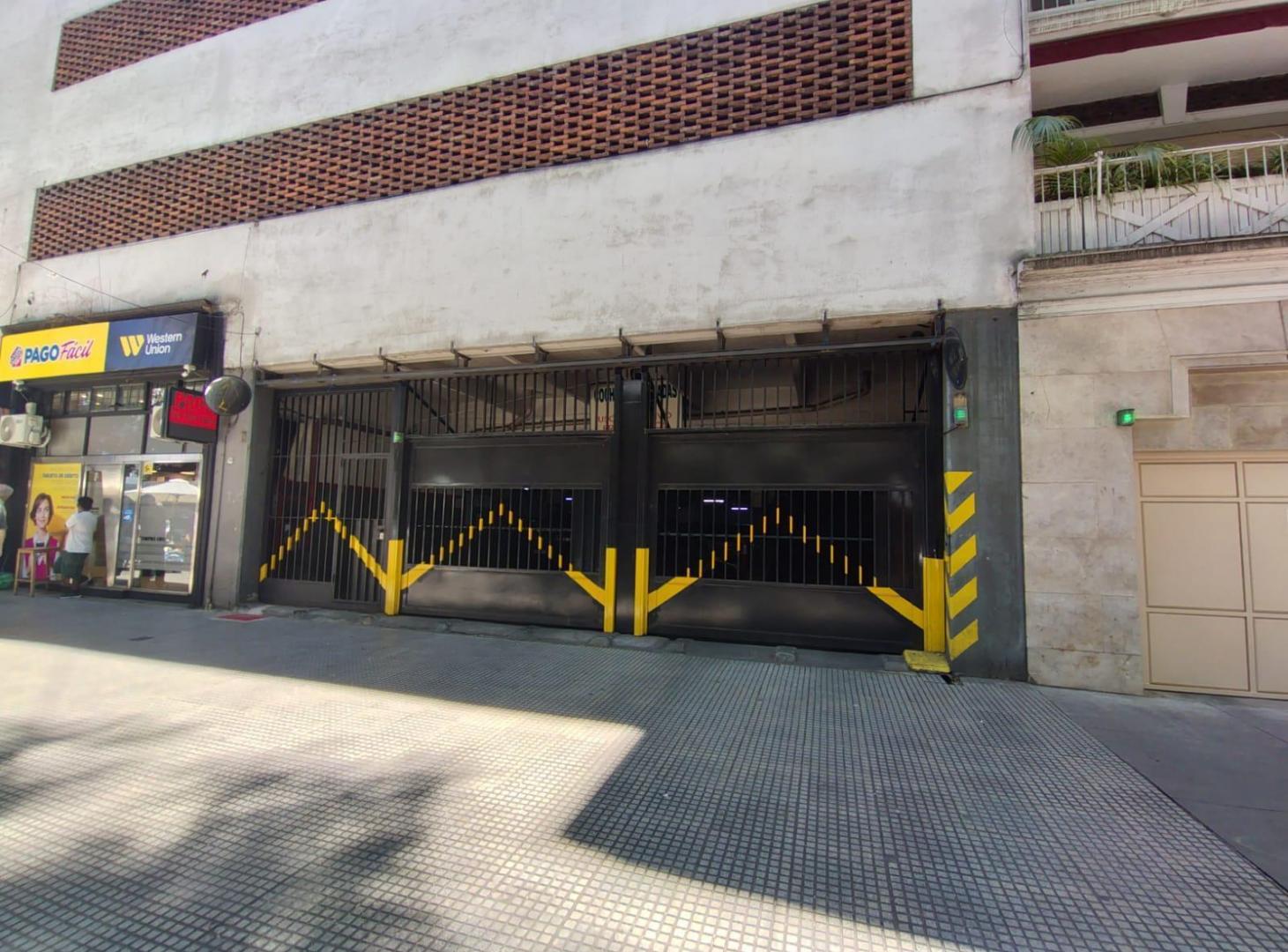 Venta de Cochera Fija y Cubierta con Portón Automático