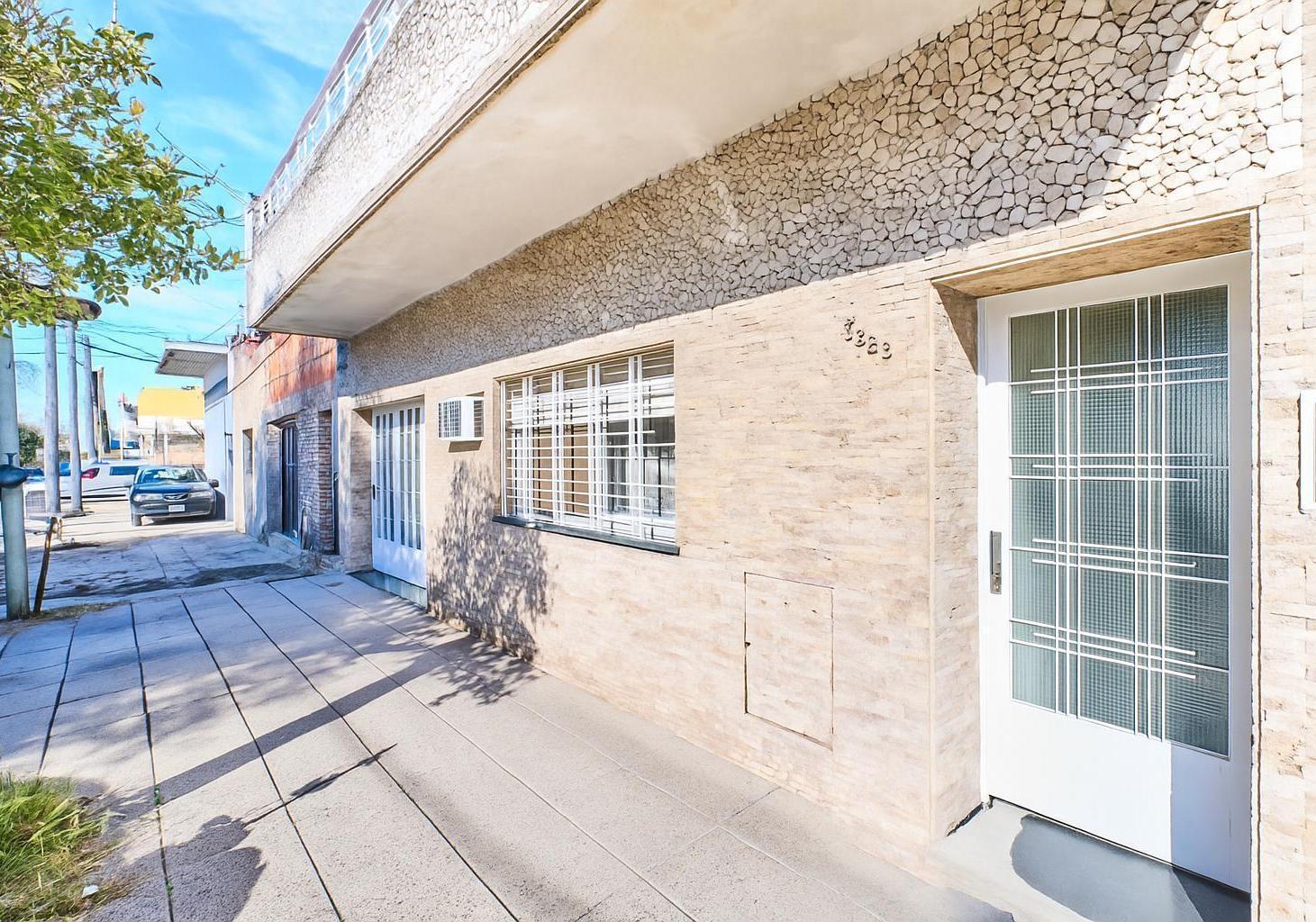 Foto de Venta Casa en Lote Propio de 4 Ambientes con Quincho - Parrilla - Patio, imagen 1