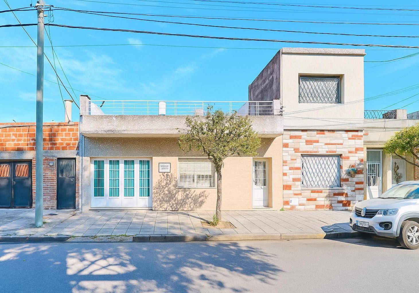 Venta Casa en Lote Propio de 4 Ambientes con Quincho - Parrilla - Patio - Cochera
