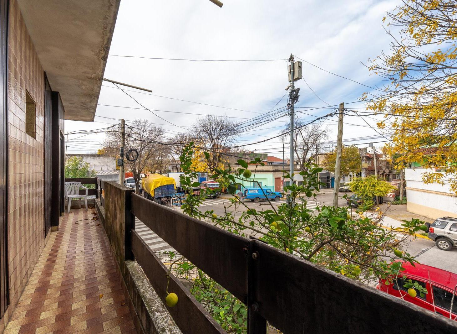 Casa en esquina | 3 dormitorios, garage y terraza | Nueva Pompeya