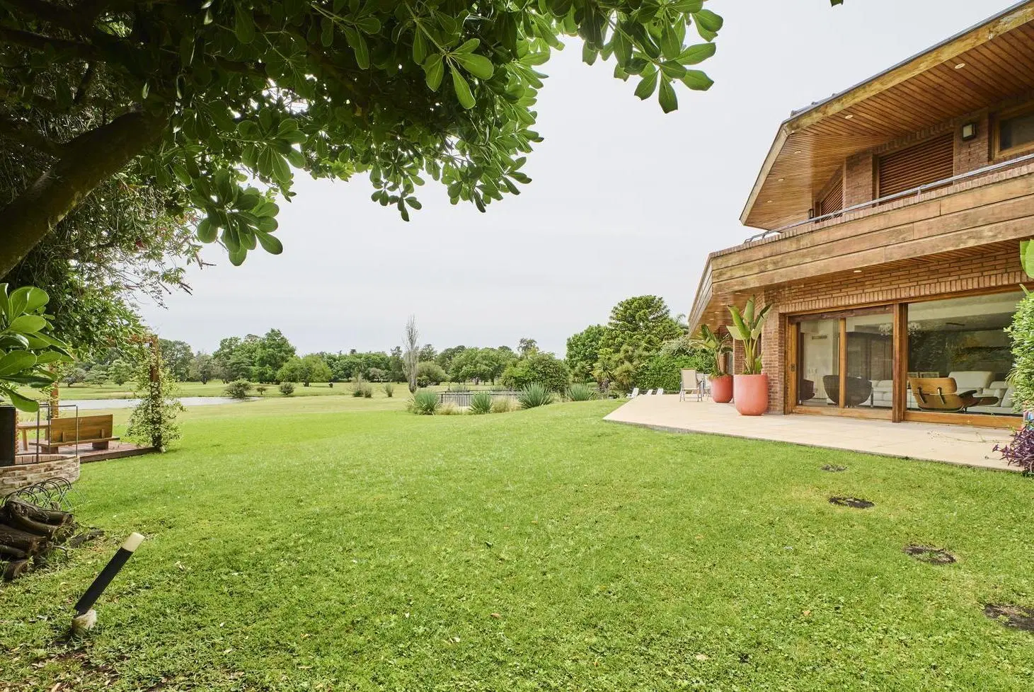 Venta Casa en Club de Campo Hacoaj 6 ambientes ubicada en una isla de 1 lote 3
