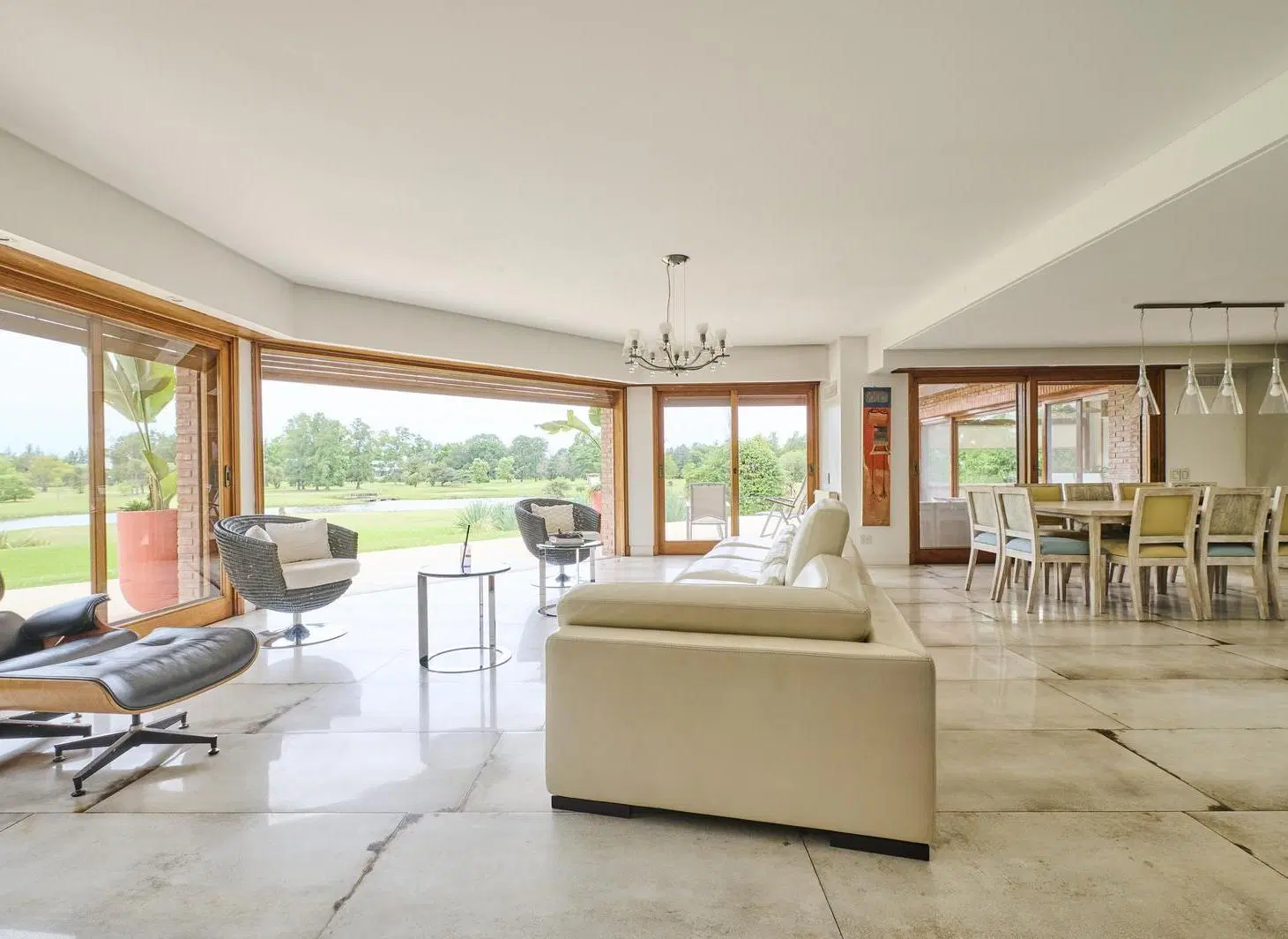 Venta Casa en Club de Campo Hacoaj 6 ambientes ubicada en una isla de 1 lote 2