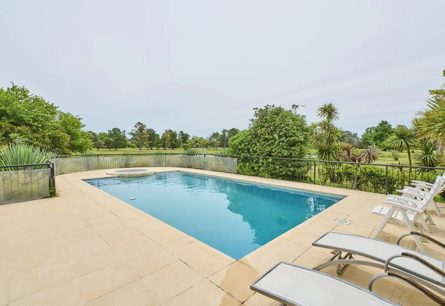 Venta Casa en Club de Campo Hacoaj 6 ambientes ubicada en una isla de 1 lote 5