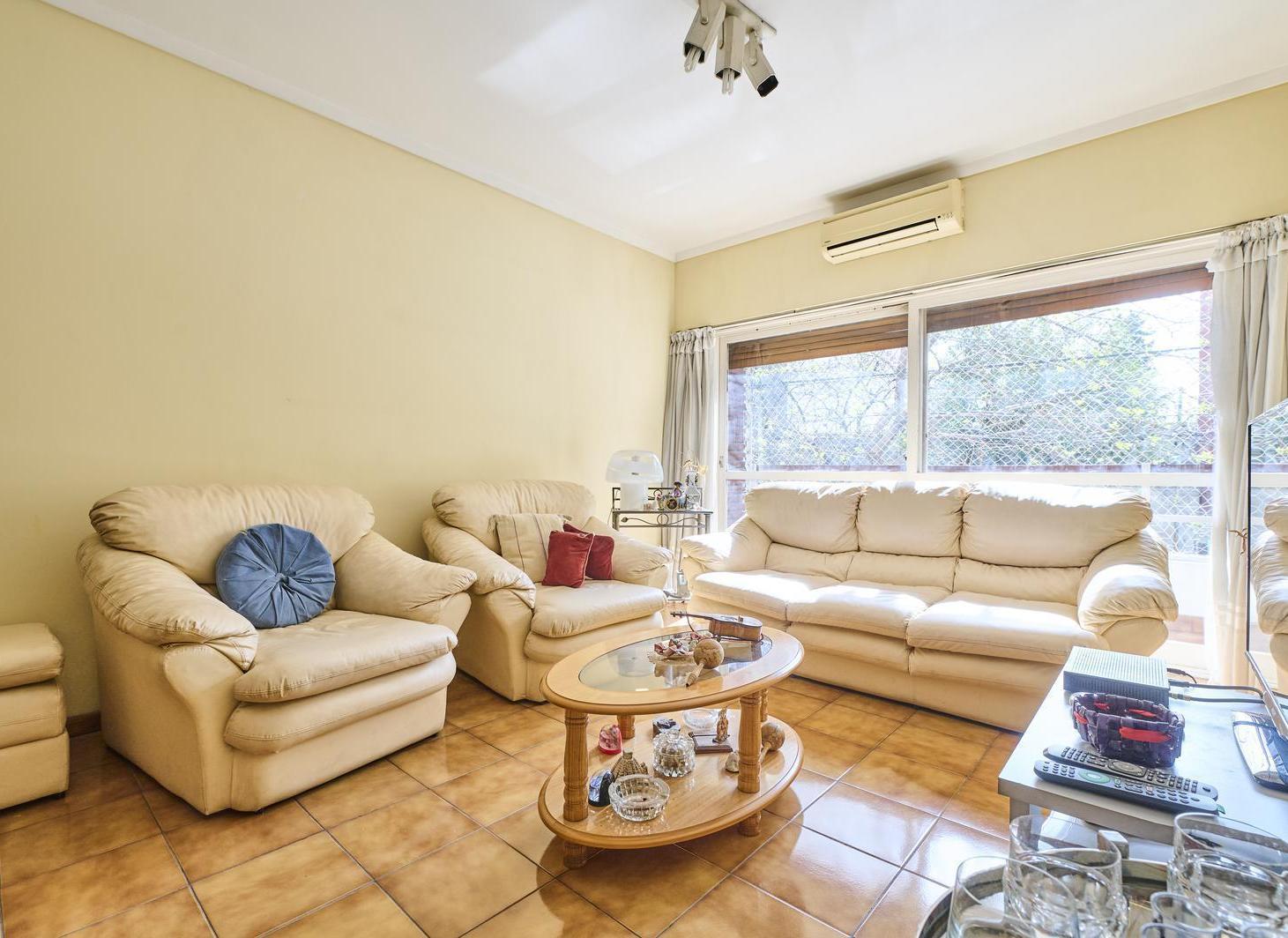 Venta Departamento 4 ambientes en Flores 3 dormitorios 2 baños Dependencia Cochera cubierta Baulera