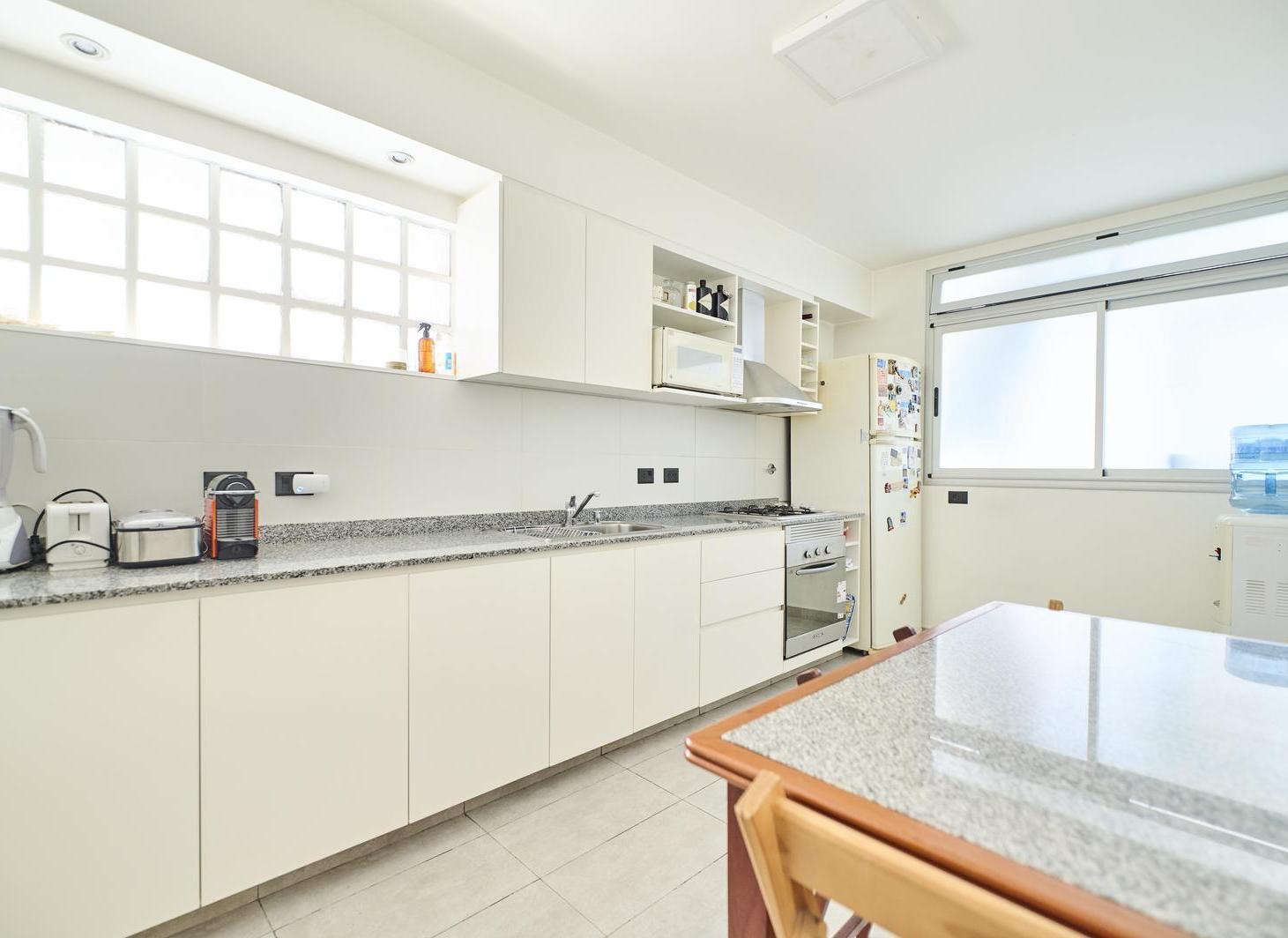 VENTA PISO 4 AMBIENTES CON DEPENDENCIA COCHERA Y BAULERA EN CAÑITAS