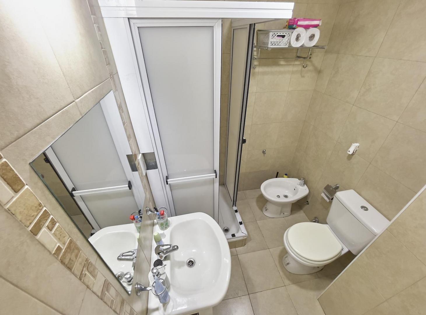 Foto de VENTA DEPARTAMENTO 2 AMBIENTES FLORES LUMINOSO PISO 7, imagen 5