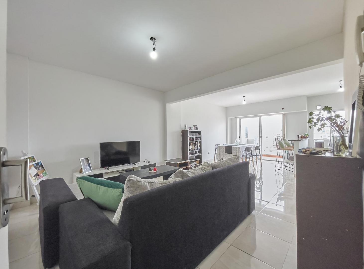 Foto de VENTA DEPARTAMENTO 2 AMBIENTES FLORES LUMINOSO PISO 7, imagen 3