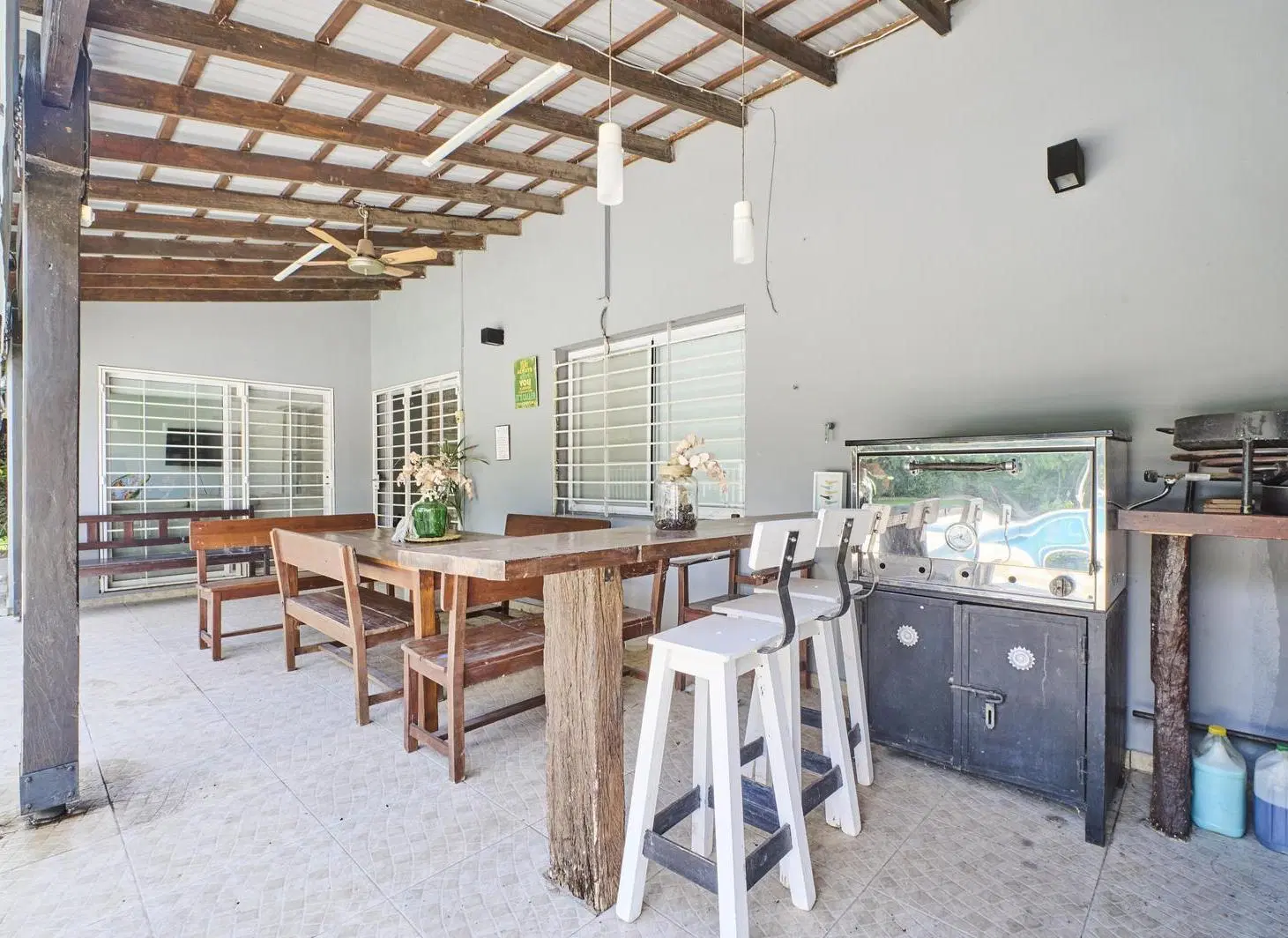 CASA EN VENTA DE 5 AMBIENTES CON JARDIN Y PILETA EN BARRIO MANZANARES CHICO 4