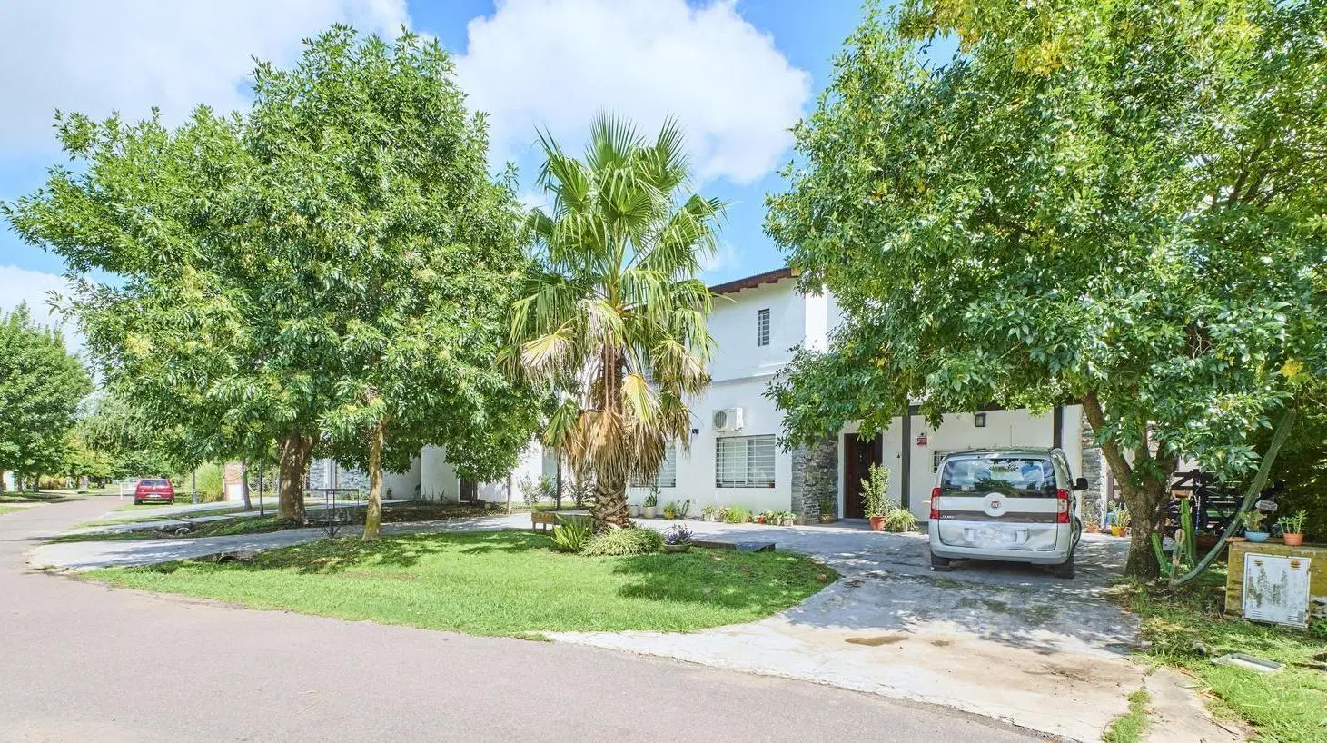 CASA EN VENTA DE 5 AMBIENTES CON JARDIN Y PILETA EN BARRIO MANZANARES CHICO 8