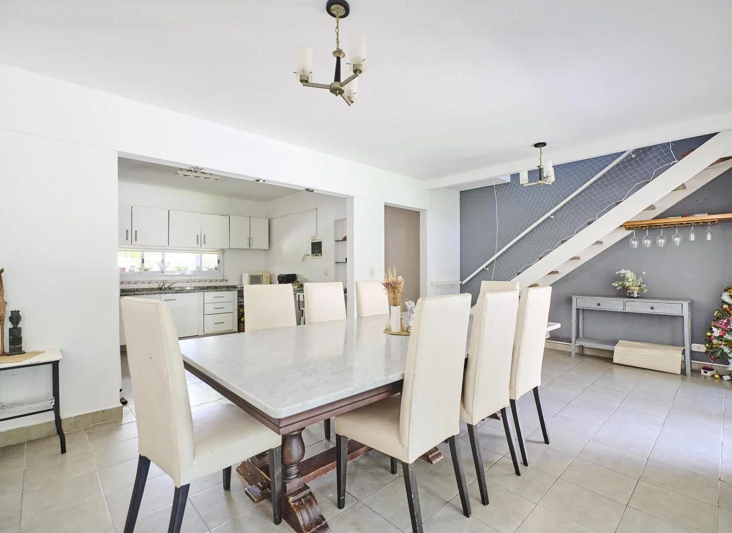 CASA EN VENTA DE 5 AMBIENTES CON JARDIN Y PILETA EN BARRIO MANZANARES CHICO 5