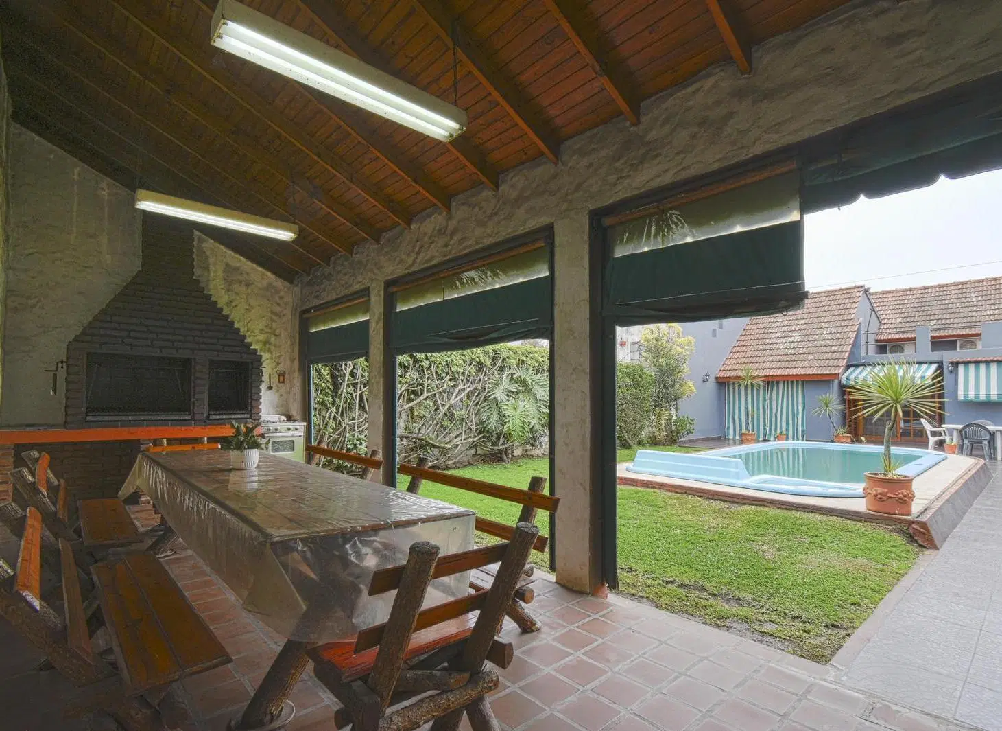 VENTA CASA 4 AMBIENTES APTA CREDITO C/ PISCINA, QUINCHO Y GARAGE. DON BOSCO. 3