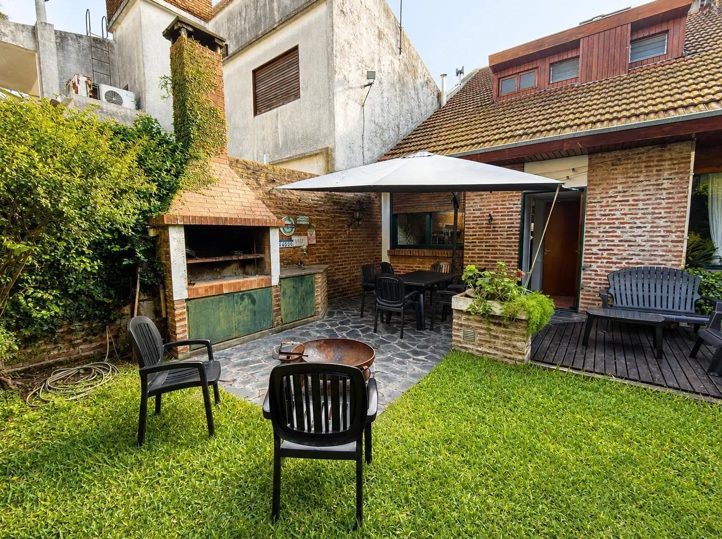 VENTA CASA 5 AMBIENTES en 2 PLANTAS - COCHERA - Monte Castro 2