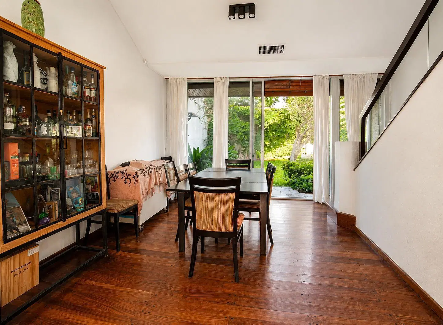 VENTA CASA 5 AMBIENTES en 2 PLANTAS - COCHERA - Monte Castro 5