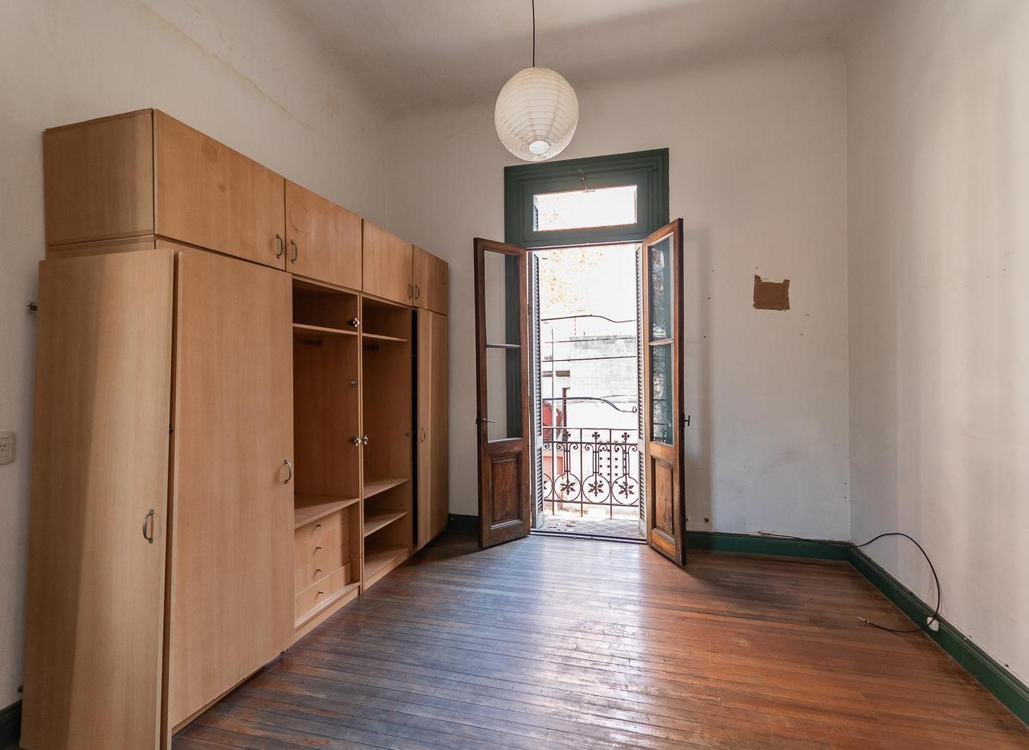 Venta Lote en esquina en La Paternal. Acepta metros!
